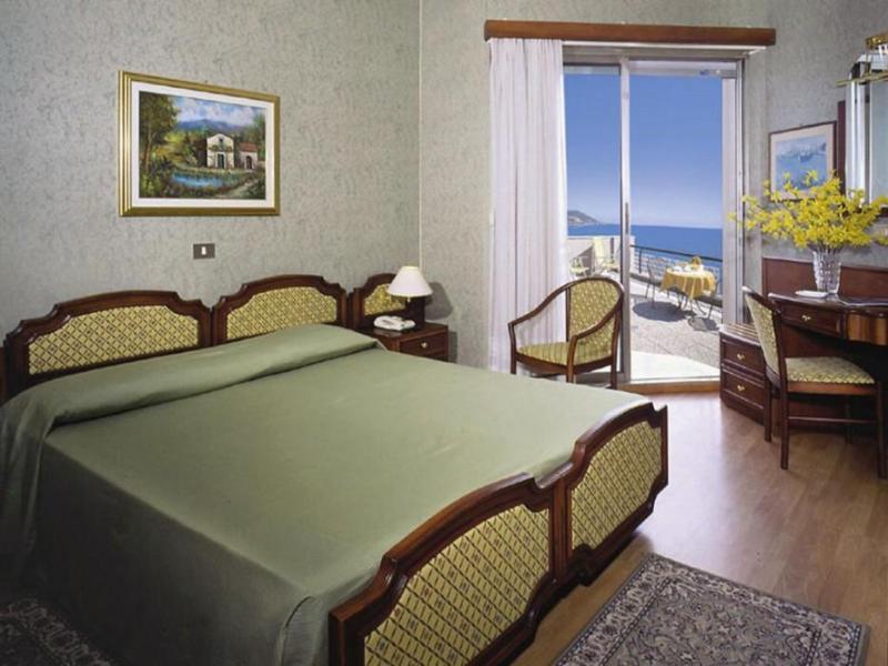 Hotel Bellevue Et Mediterranee Diano Marina Exterior foto