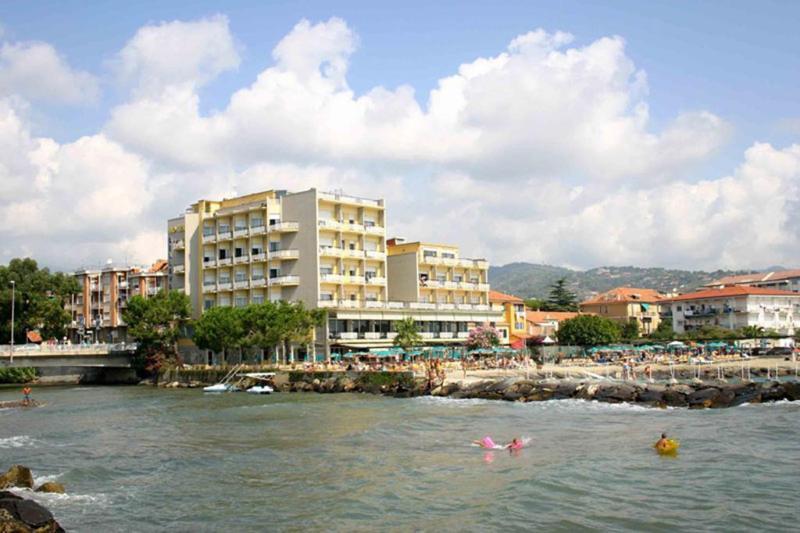 Hotel Bellevue Et Mediterranee Diano Marina Exterior foto